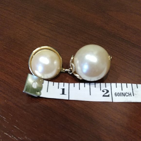 Vintage oversized faux pearl earrings - Picture 4 of 4